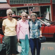 Sisters Loie, Gladys, and Dorie