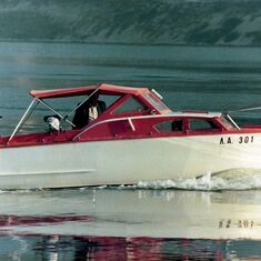 1977 "Bonanza" ex "Ketty M." with a Mercedes inboard diesel engine. Could not go faster than 12-14 knots and lost its spaciousness. My father sold it soon after the modification