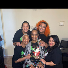 GranGran with her daughter; Kathy, and grandchildren(L to R); Mariah, Mishca, and Mellisa on Christmas of 2020