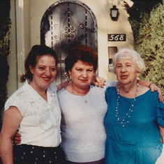 Gloria with her daughter Joanie and her mother Sophie