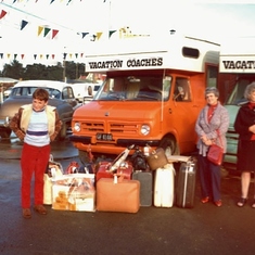 1975 - Ray, Gloria & Edna on arrival in New Zealand for a month long holiday.