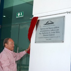Ing. Guillermo A. Locht, cortando el listón de nuevas edificio en la planta con su nombre.