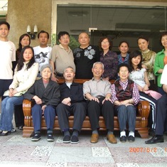 2007年五一期间我们和大表哥和表嫂及叔叔一家在湘纺招待所大门前合影。