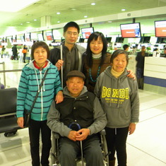 2012 与家人们在机场合影
