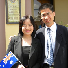 2011 莉加入澳洲国籍后与国平合影