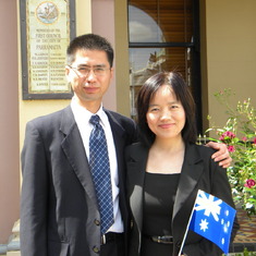 2011 莉加入澳洲国籍后与国平合影