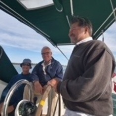 Yves, Guy et Raymond à bord de notre voilier pour une navigation autour des îles de Toronto (10/19)
