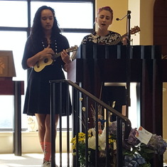 Sheila and Sammy play "House of Gold" at Gwen's funeral.