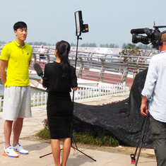 2014-08-15汉星回宁在江边景观带偶遇被采访的刘翔，用手机记录这一场景