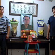 2015年9月30，中秋过后，汉星的同学好友杜邦、万晓生，专程来悼念s