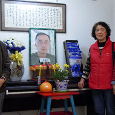 孙素琴的同事好友张汝华丁胜杰，在去年我们回国不久即来慰问悼念。今年清明期间，再次来访祭奠。
