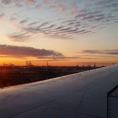 汉星是2014-08-23傍晚登机离沪的，08-24晨飞抵（美）Newark机场，没下飞机时拍下了几张日出的照片。