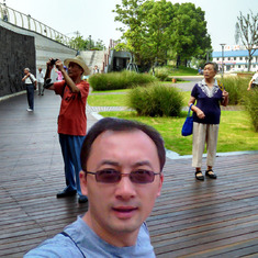 和父母相处的最后日子，之一， 2014-08-15游滨江风光，我们正在观看大型浮雕《下关记忆》，汉星用手机自拍了这张照片。