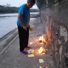 汉星离世后第三个中元节，2017-09-05，依然在秦淮河畔祭奠亲人。
