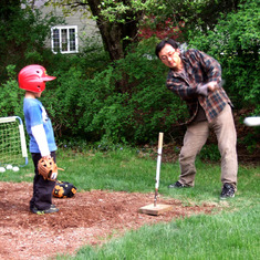 2009年，汉星在自家院子里，教儿子Michael（6.5岁）打棒球。