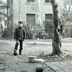 Today is the 45th anniversary of Hanxing Yu's birth. Remember him by adding a photo. 这是1983年汉星上小学时，在家门口空地上练足球的盘绕。