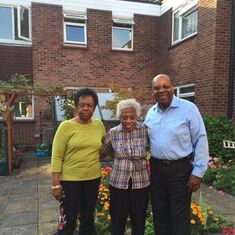 Claude & Yvonne with Aunt Rae 2014