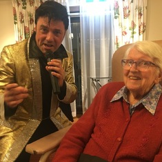 Elvis sings to Helen!