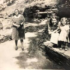 Helen, her mother Louise, and sister Lois