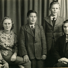 Marianne (Mom), Ali (sister), Hendrik, Jan (brother), Jan (father) - Amsterdam 1938