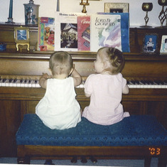 cousins rylie and imogin playing mema's piano