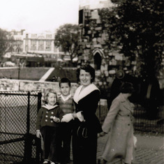 1956 England a Trudy, Dean  Mom