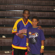 tashawn at mead co high school with the harlem wizards 012