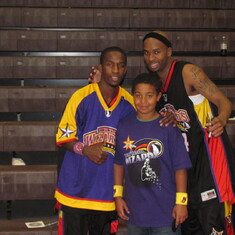 tashawn at mead co high school with the harlem wizards 013