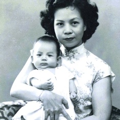 The proud mother with her first child, a son whom they named Raphael Pak 白正君