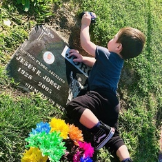 Robbie jugando sobre la tumba de su “abuelito Chuy”