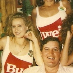 Jimmy with the Bud girls at Hooters in Scottsdale