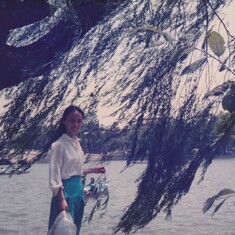 Woman in love， Zhongnanhai, Beijing, 1986杨柳依依， 美人如画