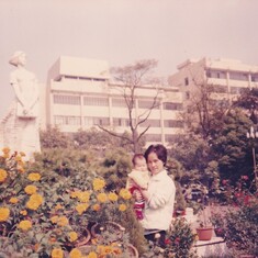 Jingqi with her daughter Yun at 3 months.
新的生命，新的角色。