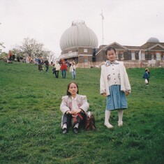 At the Royal Observatory in 1999; science - Physics especially - was the strongest passion they shared above all. 
格林威之天文台，物理学家和将来的物理学家。