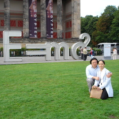 Two esteemed physicists in front of Einstein's energy equation   at the walk of ideas in Berlin.德国柏林，爱因斯坦能量方程前，2006。