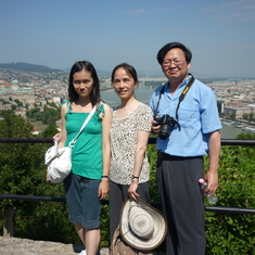 Near the top of Buda Castle, 2011. Jingqi and Fei had both been to Hungary before but it was Yun's first time.匈牙利布达佩斯，从布达城堡看多瑙河，2011。