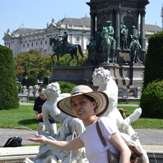 Jingqi at a fountain in Vienna, 2011. 奥地利维也纳, 2011。