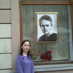 Jingqi at the childhood home of Madame Curie in Warsaw, 2015, on her second honeymoon. It was her fascination with Madame Curie that inspired Jingqi to follow a career in science.波兰华沙，居里夫人故居