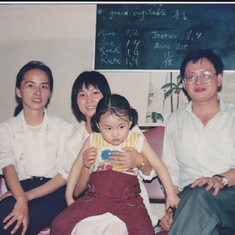 Yun at 4 years old with Jingqi, her father Fei and her nanny, ‘Auntie' Xiaoling。出国前夕。