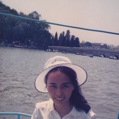 Woman in love, Zhongnanhai, Beijing, 1986

为爱情的小船掌舵。