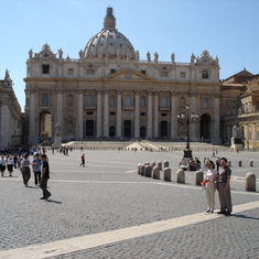 St Peter's Square in Rome, 2005. 意大利罗马，圣彼得广场，2005。
