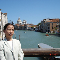 Jingqi enjoying the sun, sea and breeze in Venice, 2005 意大利威尼斯大运河2005。
