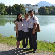 The family at Schloss Leopoldskron on the Sound of Music tour, Salzburg 2011 奥地利萨尔茨堡，音乐之声之旅 2011。