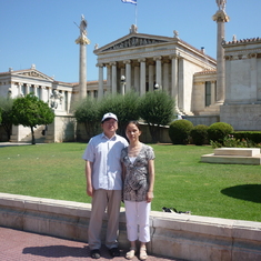 In front of the National and Kapodistrian  University Of Athens, 2009 希腊雅典，国立雅典大学，2009。