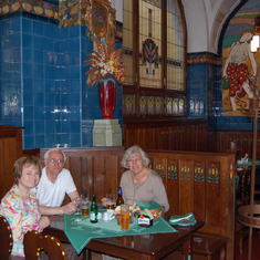 Praha - 2007-Jitka, Frank, Maria,  eating again