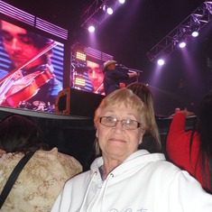 Mom with Alan Jackson in the background. She was so happy!!