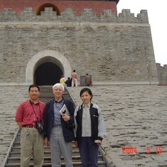 Tao, John and Zhuo in the East Mausoleum in 2004. It is the founding emperor of the Qing dynasty and his wife, Empress Xiaocigao.