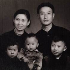 可爱的小王强在中间,跟全家拍照 (1964-5)