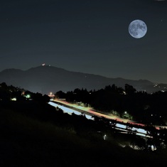 村口的月亮和嗲不啦山 (隆力拍摄）