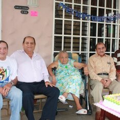 Abuelita Chave Birthday y todos sus hijos
